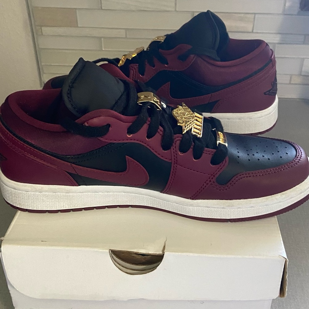 Jordan 1 Low Dark Beetroot Size 8.5 W